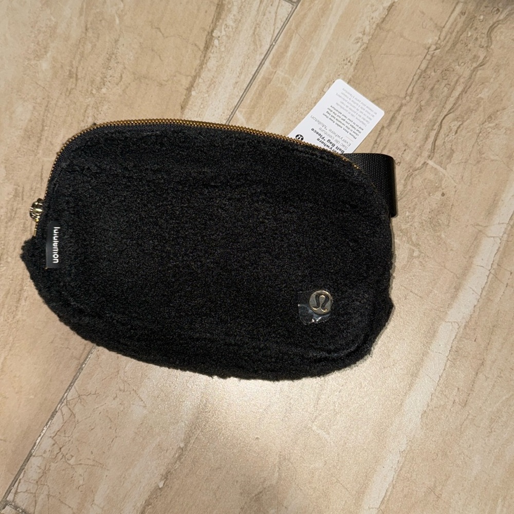 Lululemon Everywhere Belt Bag fleece 1L color code BLK